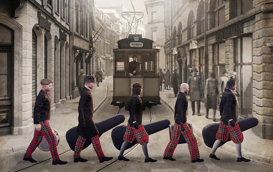 Die kölsche Band Brings in historischer Kleidung überqueren Gleise vor einer antiken Strassenbahn.