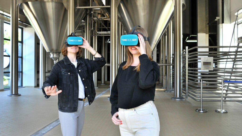 Gäste bei einer Virtual-Reality-Brauereiführung