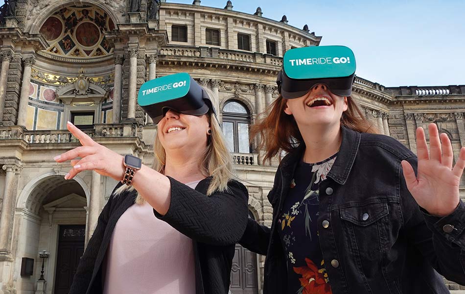 Damen mit TIMERIDE-GO! Brillen stehen staunend vor Dresdener Zwinger.