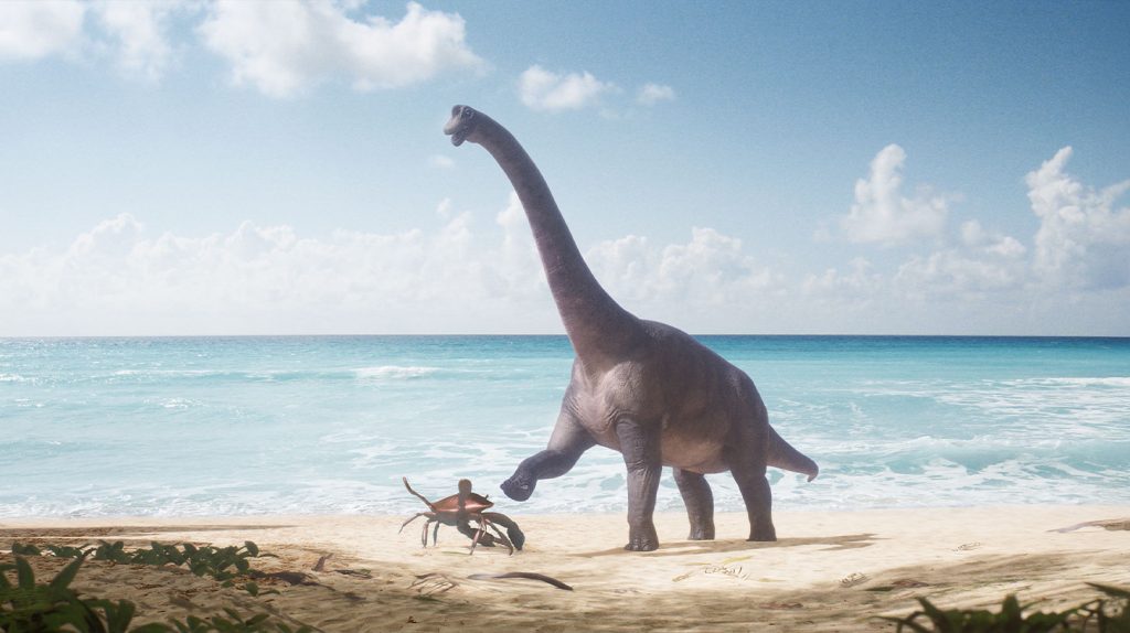 Dino steht am Strand mit dem Meer im Hintergrund, schönes Wetter